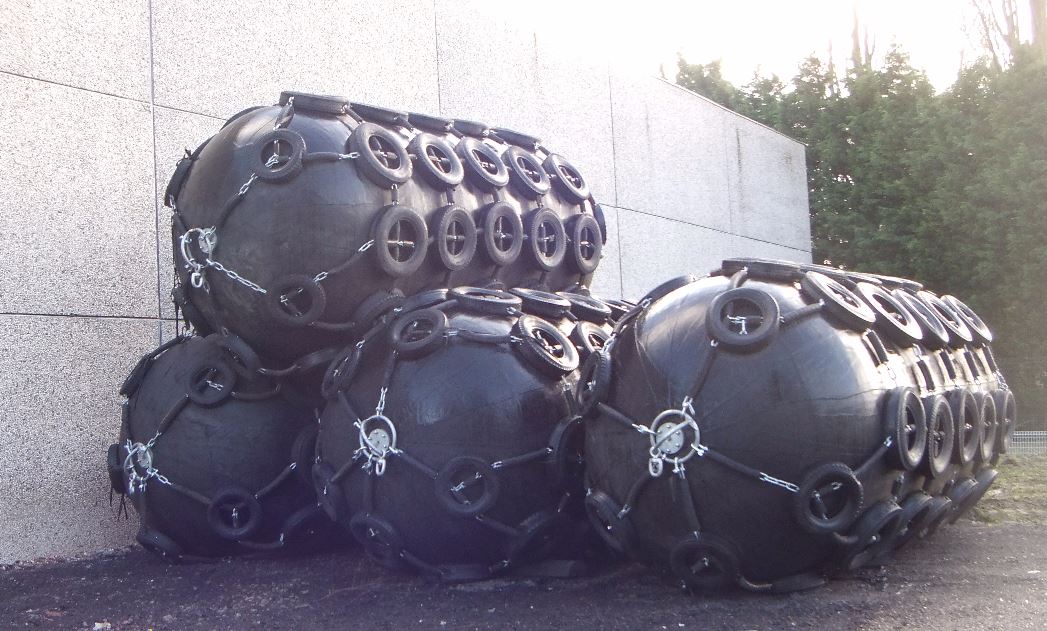 Défenses Gonflables Ocean 3 - 4 Déf Ø 2,5 x 5,5 m - 01